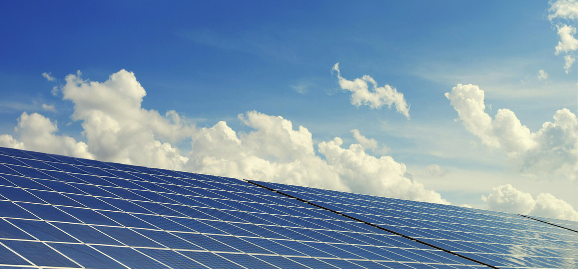 panneau solaire occitanie - une toiture photovoltaïque sur fond de ciel bleu
